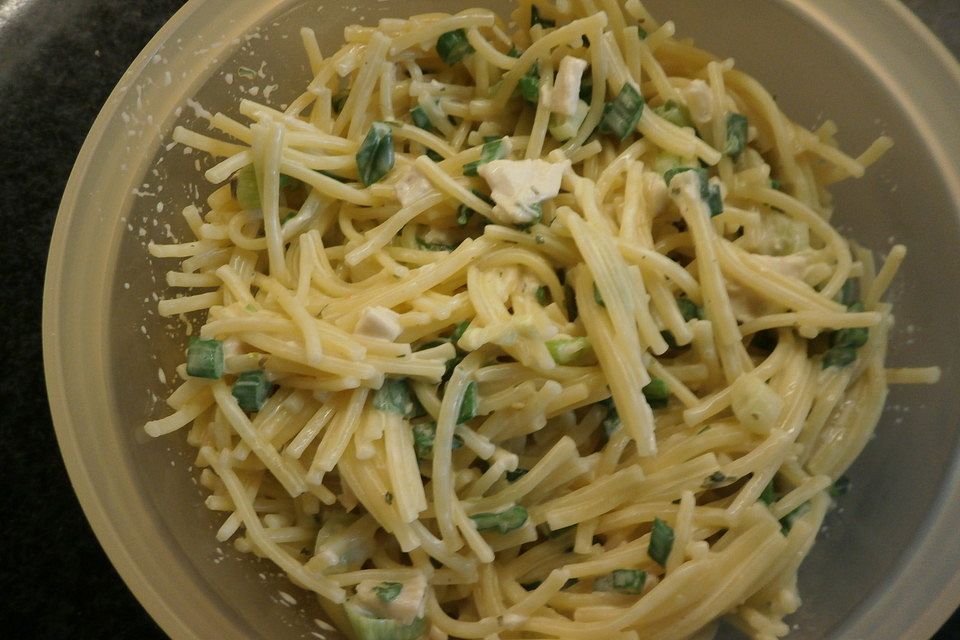 Spaghettisalat mit Schinken und Lauch