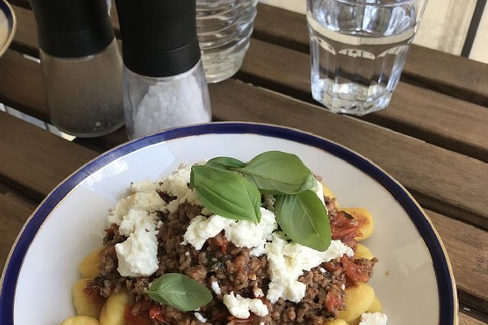 Gnocchi mit mediterraner Tomaten-Hack-Sauce