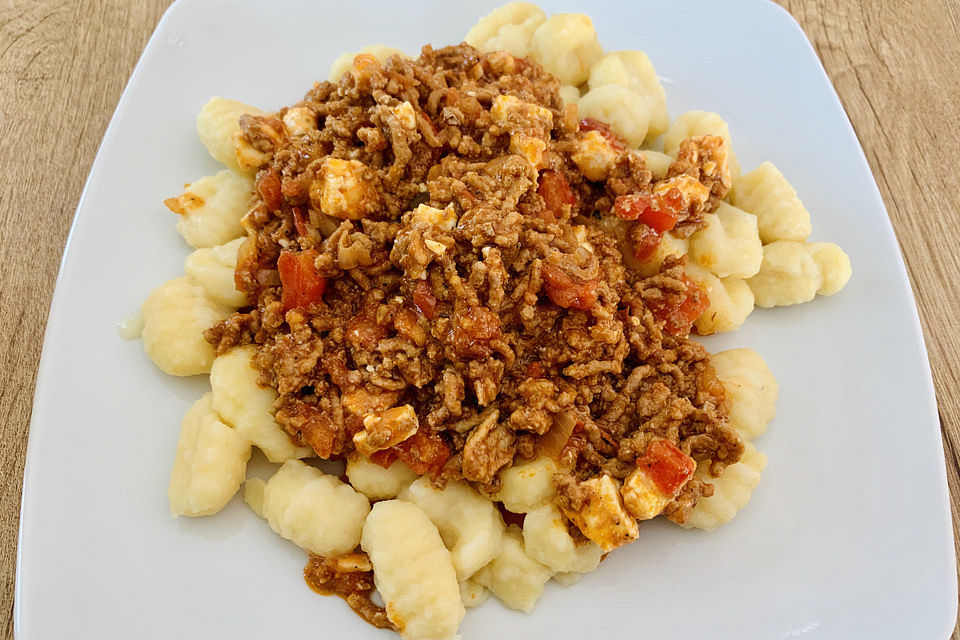 Gnocchi mit mediterraner Tomaten-Hack-Sauce