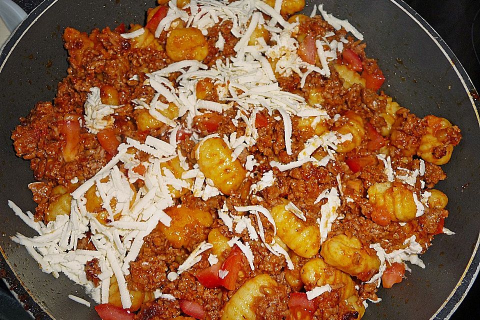 Gnocchi mit mediterraner Tomaten-Hack-Sauce