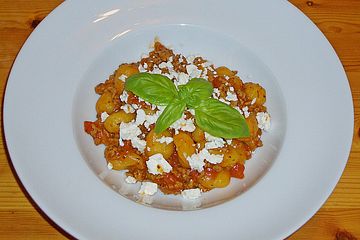 Gnocchi mit mediterraner Tomaten-Hack-Sauce