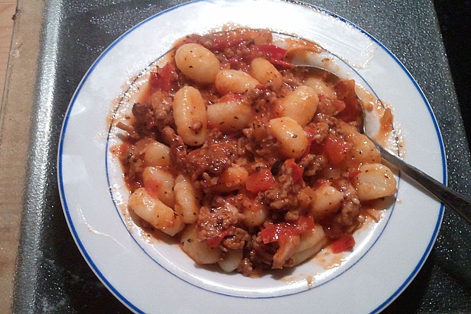 Gnocchi mit mediterraner Tomaten-Hack-Sauce