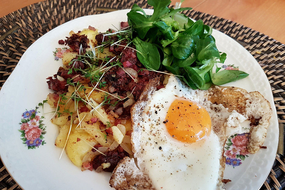 Rheinische Flönskartoffeln mit Spiegelei und Feldsalat