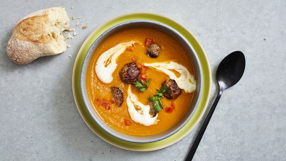 K-rbissuppe-mit-Hackb-llchen