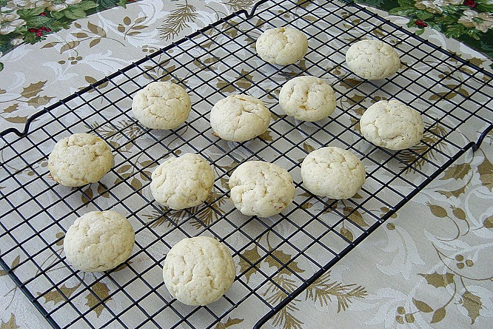 Gefüllte Nussbällchen