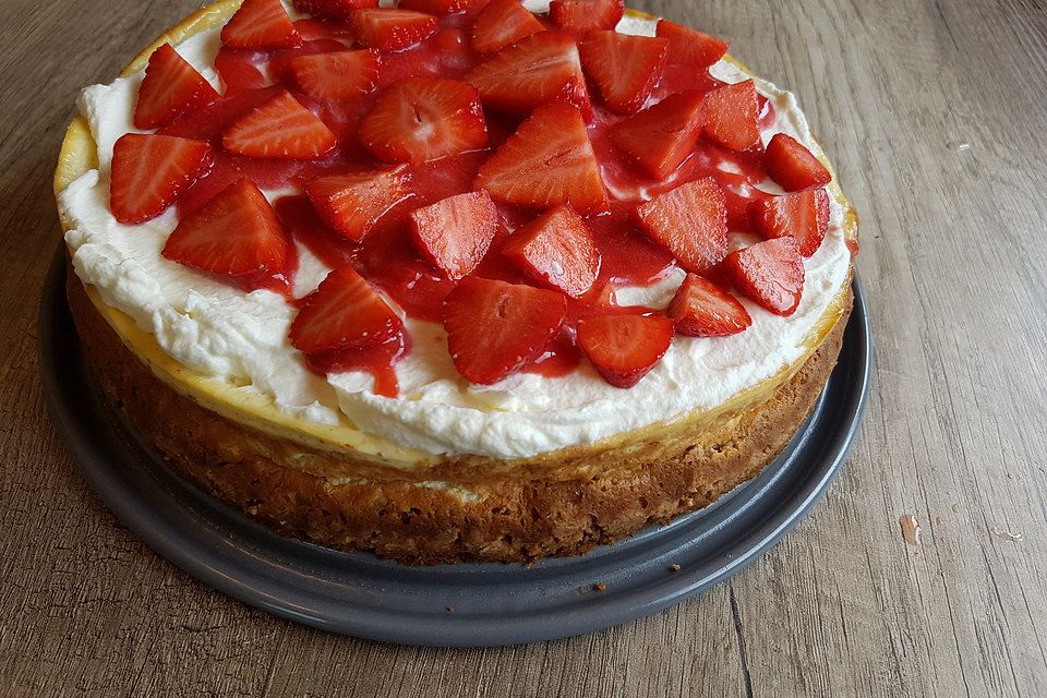 American Cheesecake mit Sahne - Früchte - Topping