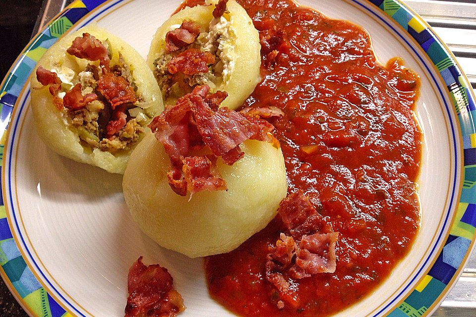 Mit Hackfleisch gefüllte Kartoffelknödel mit Tomatensauce