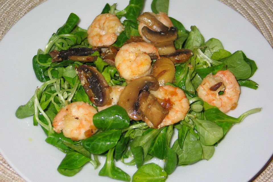 Feldsalat mit Shrimps, Champignons und Zwiebeln