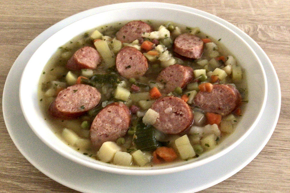 Frische Gemüsesuppe mit Mettenden