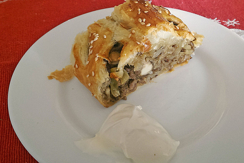 Pikanter Blätterteig-Krautstrudel