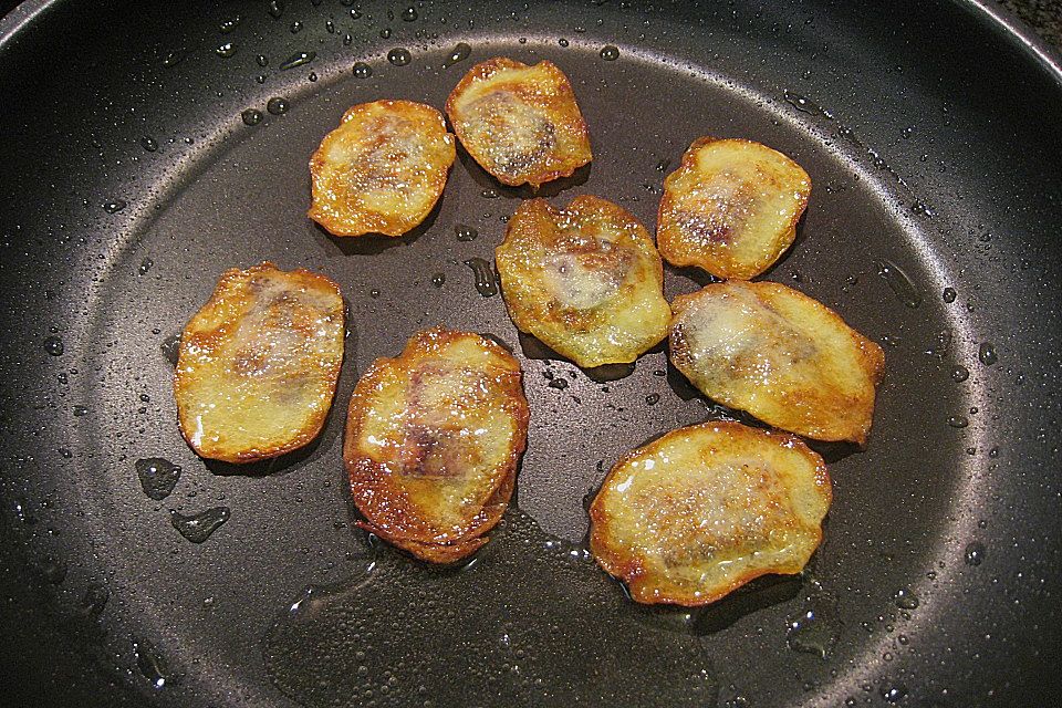 Salat mit gefüllten Kartoffelchips, Möhrenkugeln und Kartoffeldressing