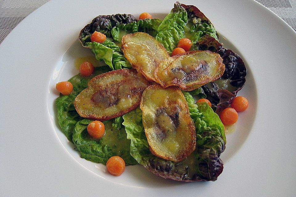 Salat mit gefüllten Kartoffelchips, Möhrenkugeln und Kartoffeldressing