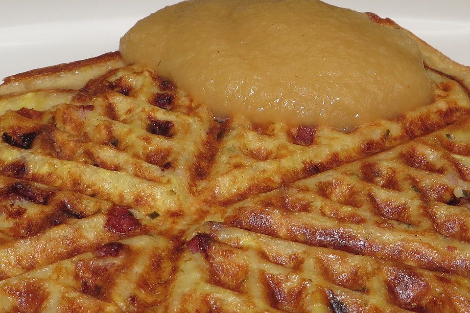 Herzhafte Kartoffelwaffeln mit Lauch und Dörrfleisch