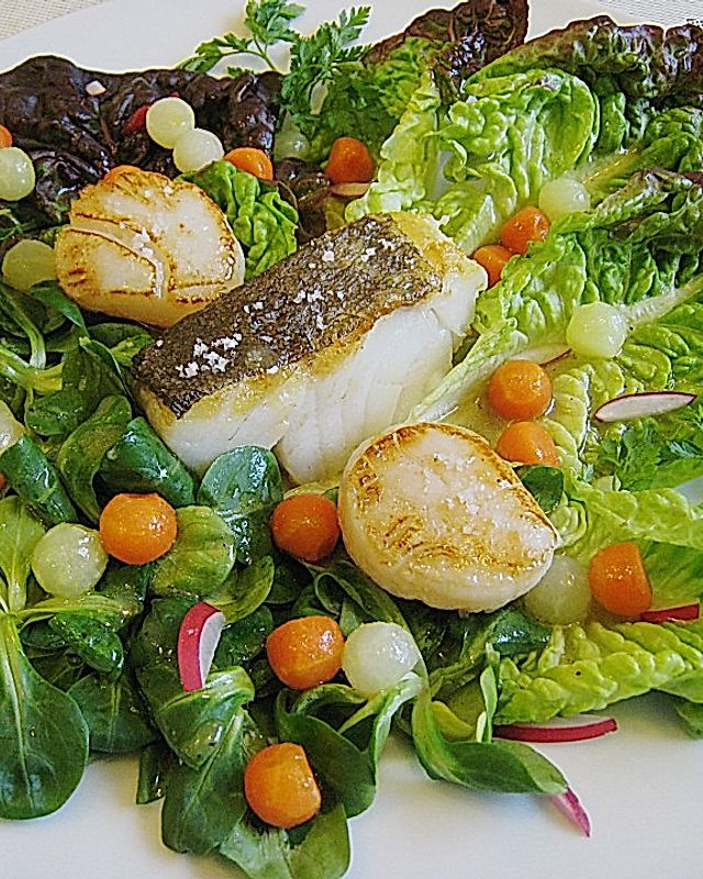 Skreitranche und Jakobsmuscheln auf Salat mit Kartoffeldressing