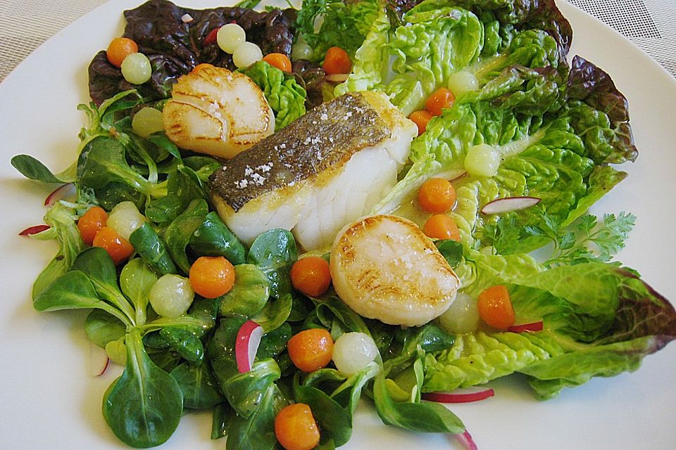 Skreitranche und Jakobsmuscheln auf Salat mit Kartoffeldressing