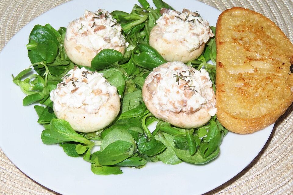 Champignons gefüllt mit Ziegenfrischkäse an Feldsalat