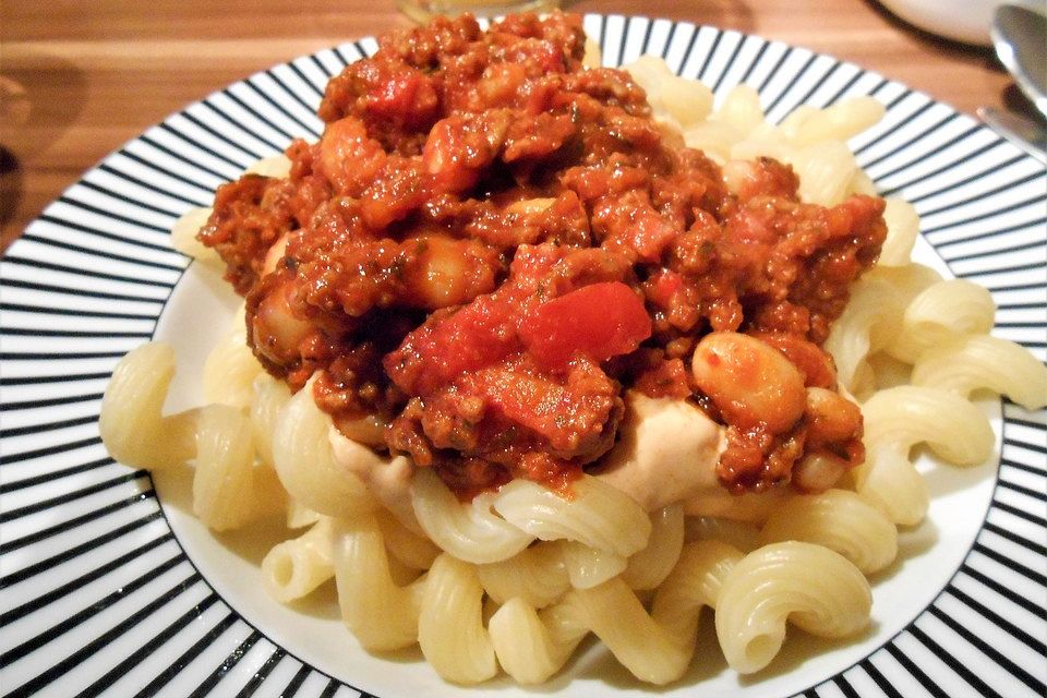 Penne mit weißen Bohnen in Hackfleischsoße