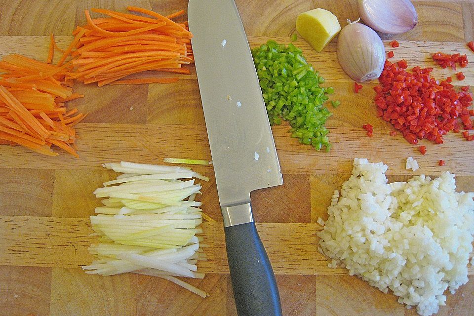 Skreitranche auf der Haut gebraten mit Schmortomaten  auf Ingwer - Gemüse - Reis