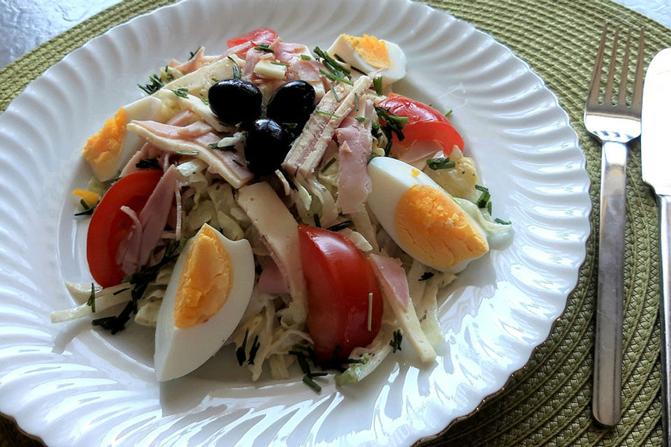 Bunter Salat mit Schinken und Käse