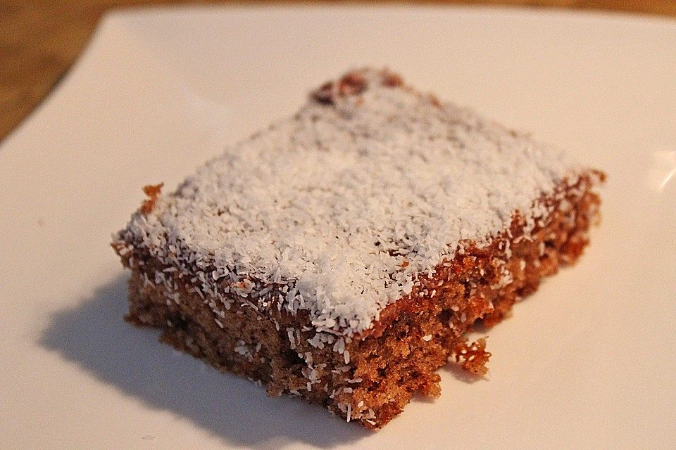 Schokoladenblechkuchen mit Kaffeeguss und Kokosraspeln