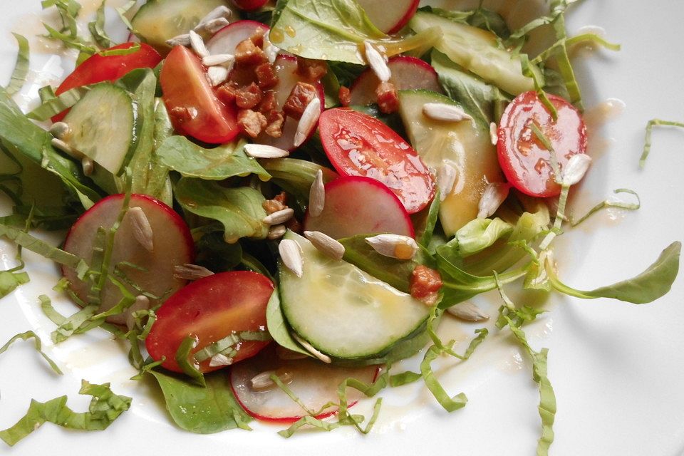 Gemischter Feldsalat mit Himbeeressig - Dressing Gemischter Feldsalat mit Himbeeressig - Dressing