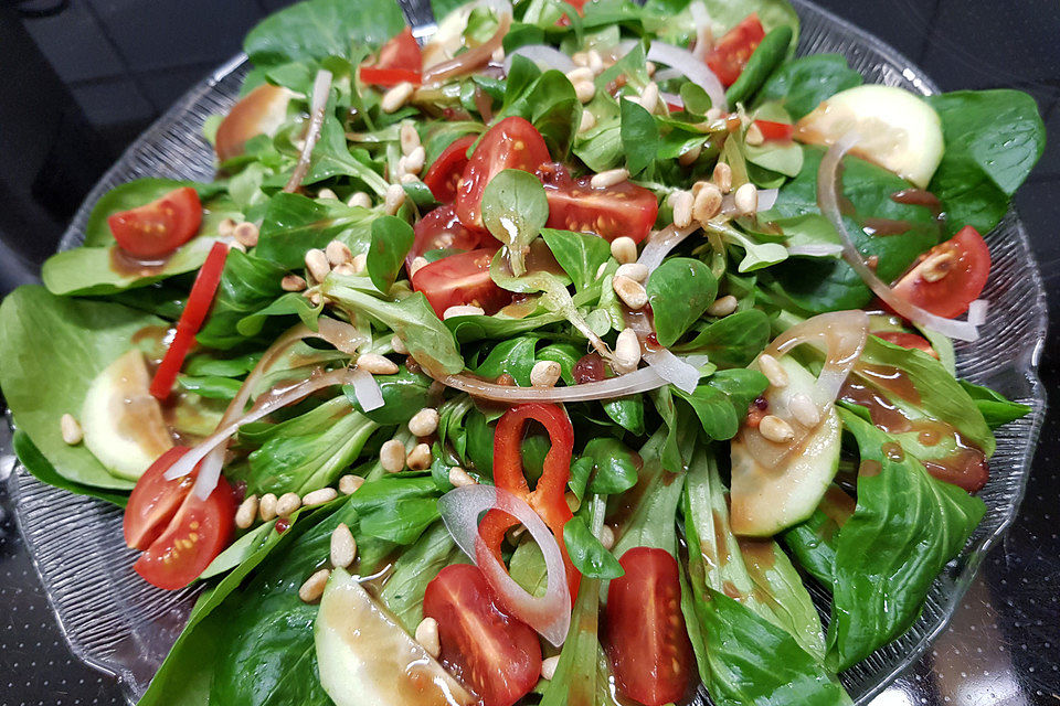 Gemischter Feldsalat mit Himbeeressig - Dressing Gemischter Feldsalat mit Himbeeressig - Dressing