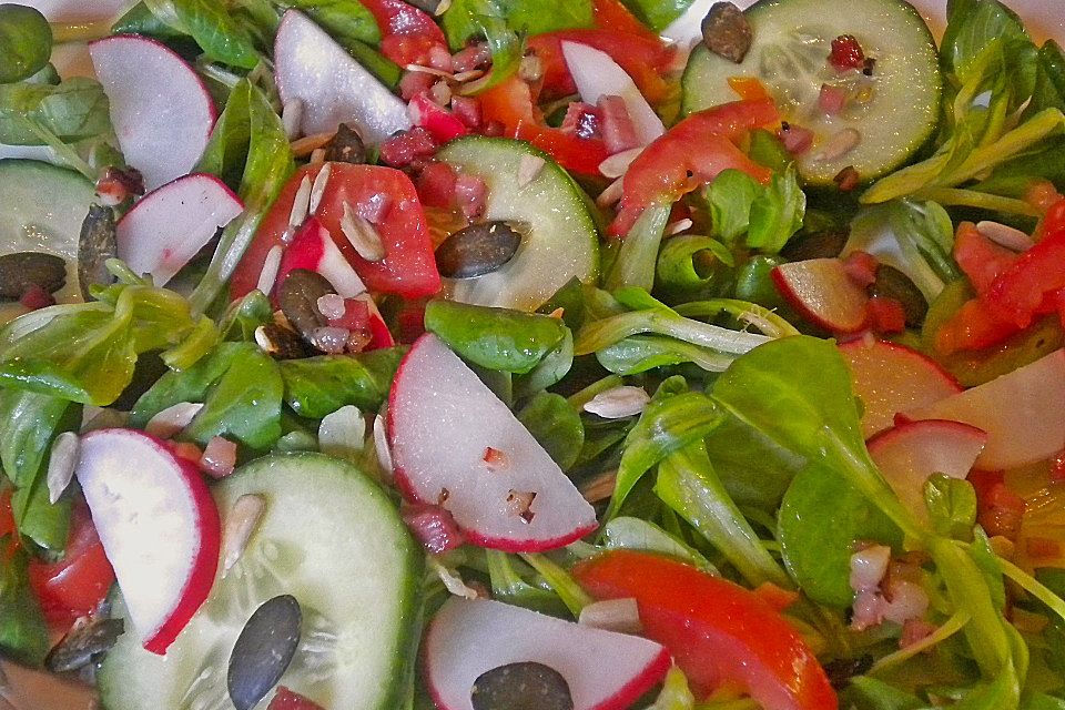 Gemischter Feldsalat mit Himbeeressig - Dressing Gemischter Feldsalat mit Himbeeressig - Dressing