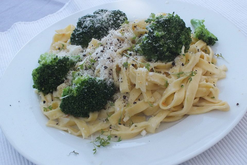 Tagliatelle mit Brokkoli in Weißweinsoße