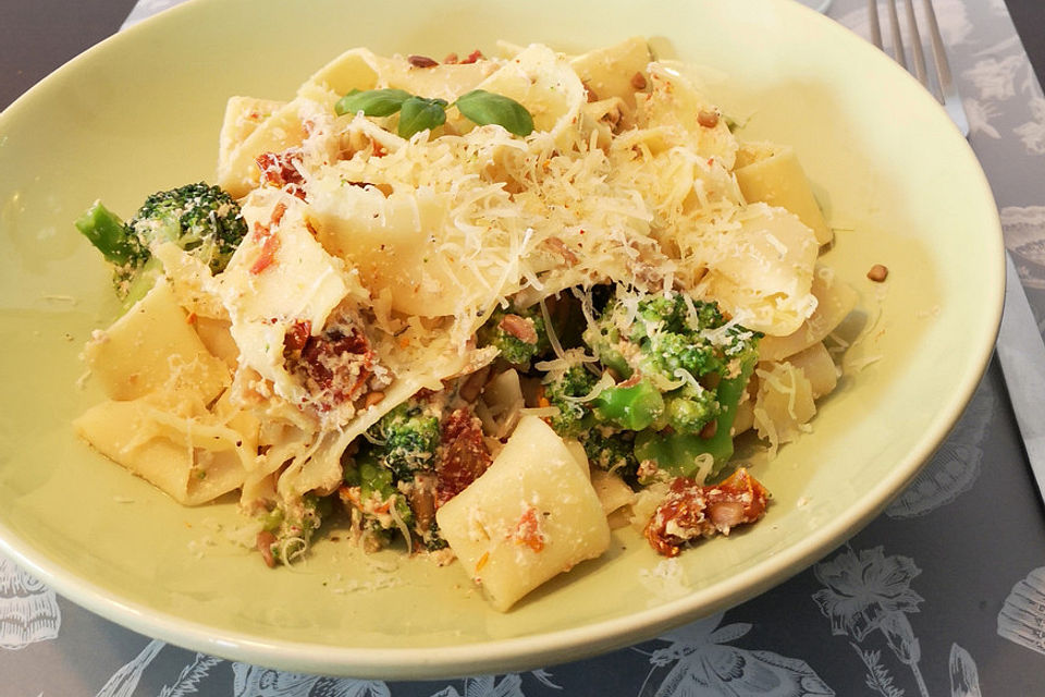 Tagliatelle mit Brokkoli in Weißweinsoße