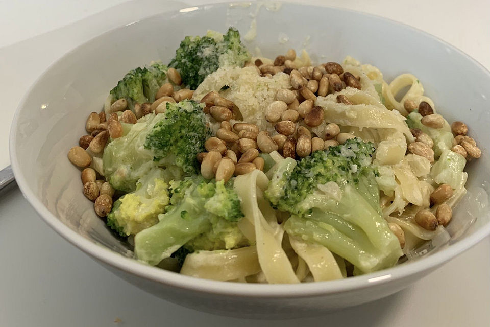 Tagliatelle mit Brokkoli in Weißweinsoße