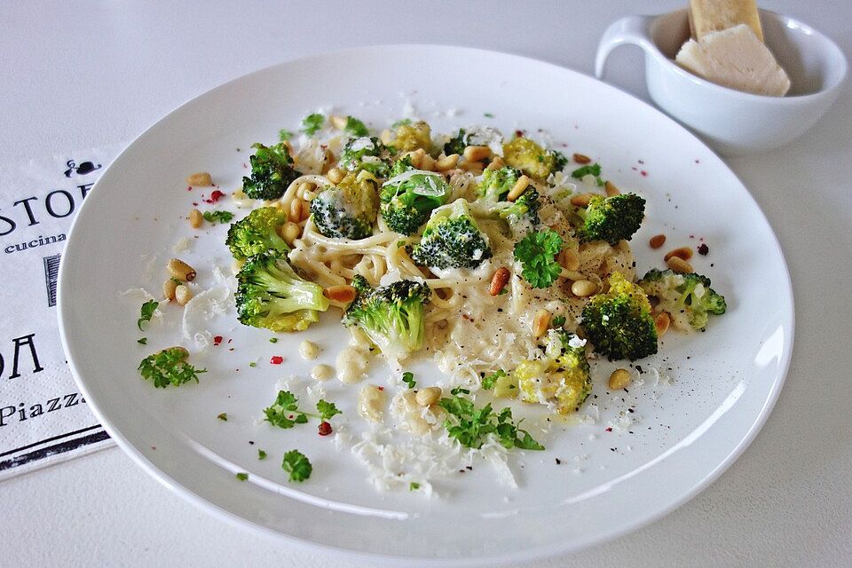 Tagliatelle mit Brokkoli in Weißweinsoße