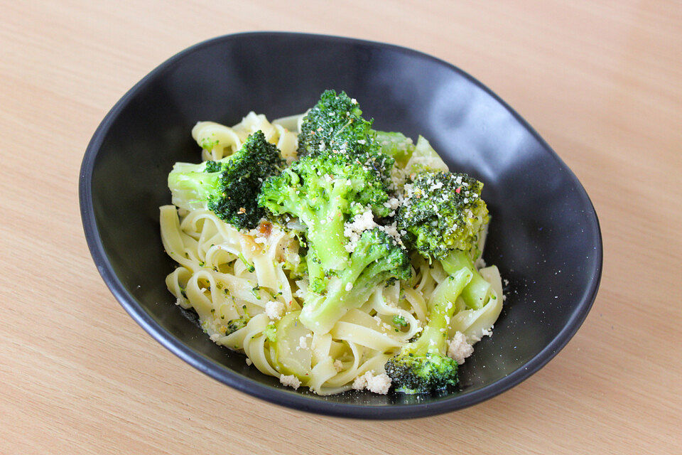 Tagliatelle mit Brokkoli in Weißweinsoße