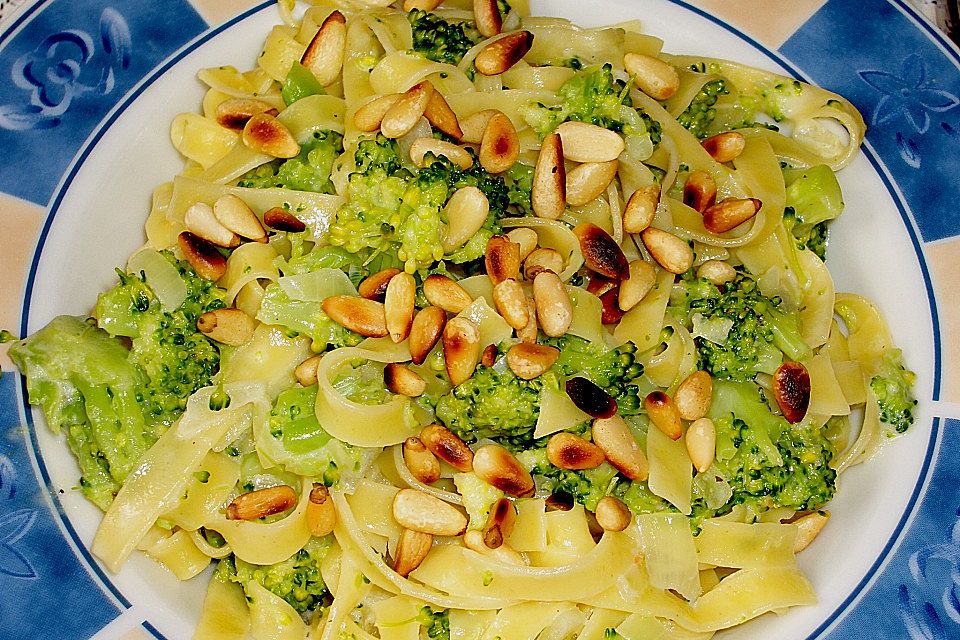 Tagliatelle mit Brokkoli in Weißweinsoße