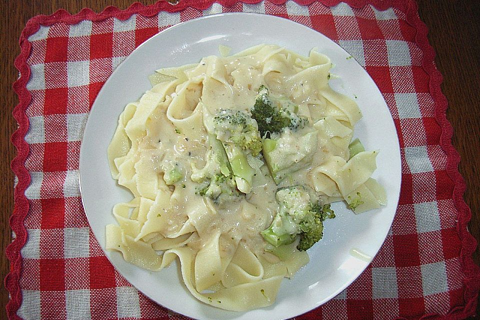 Tagliatelle mit Brokkoli in Weißweinsoße