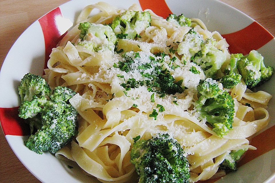 Tagliatelle mit Brokkoli in Weißweinsoße