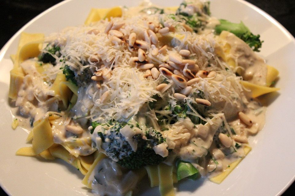 Tagliatelle mit Brokkoli in Weißweinsoße