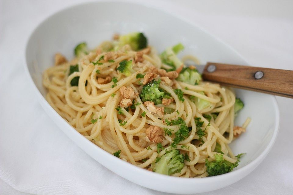 Tagliatelle mit Brokkoli in Weißweinsoße