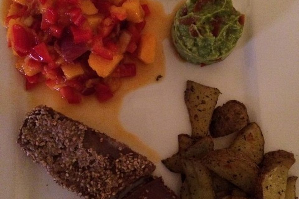 Thunfischfilet in Zimt-Sesam-Kruste auf Chili-Mango-Salat