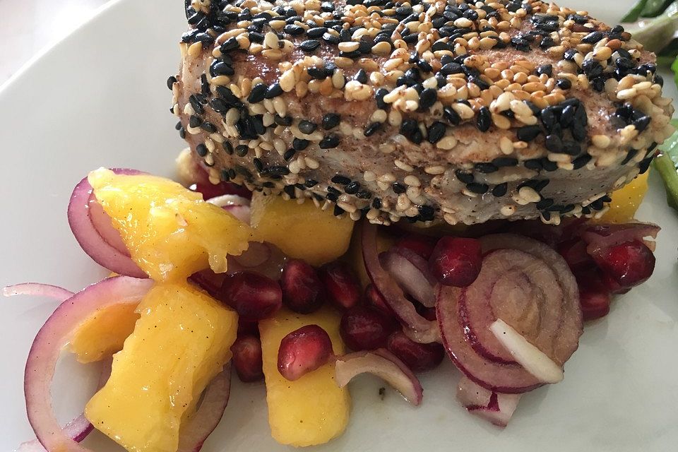 Thunfischfilet in Zimt-Sesam-Kruste auf Chili-Mango-Salat