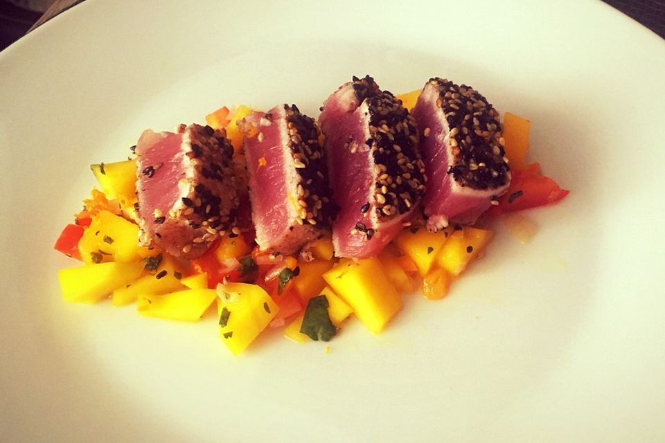 Thunfischfilet in Zimt-Sesam-Kruste auf Chili-Mango-Salat