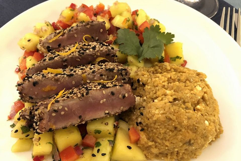 Thunfischfilet in Zimt-Sesam-Kruste auf Chili-Mango-Salat