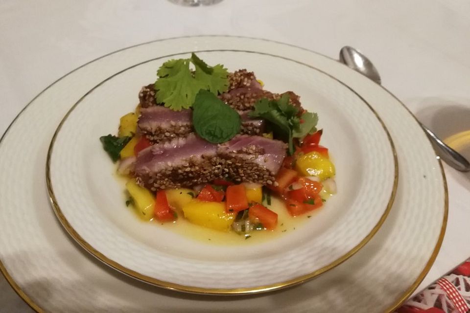 Thunfischfilet in Zimt-Sesam-Kruste auf Chili-Mango-Salat