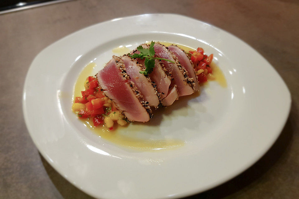 Thunfischfilet in Zimt-Sesam-Kruste auf Chili-Mango-Salat