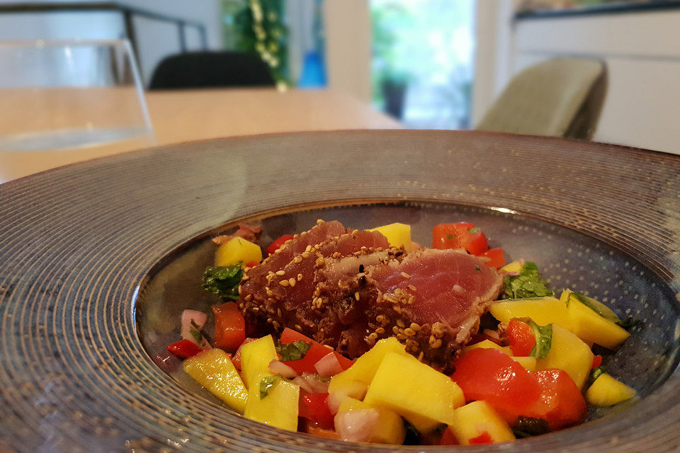 Thunfischfilet in Zimt-Sesam-Kruste auf Chili-Mango-Salat