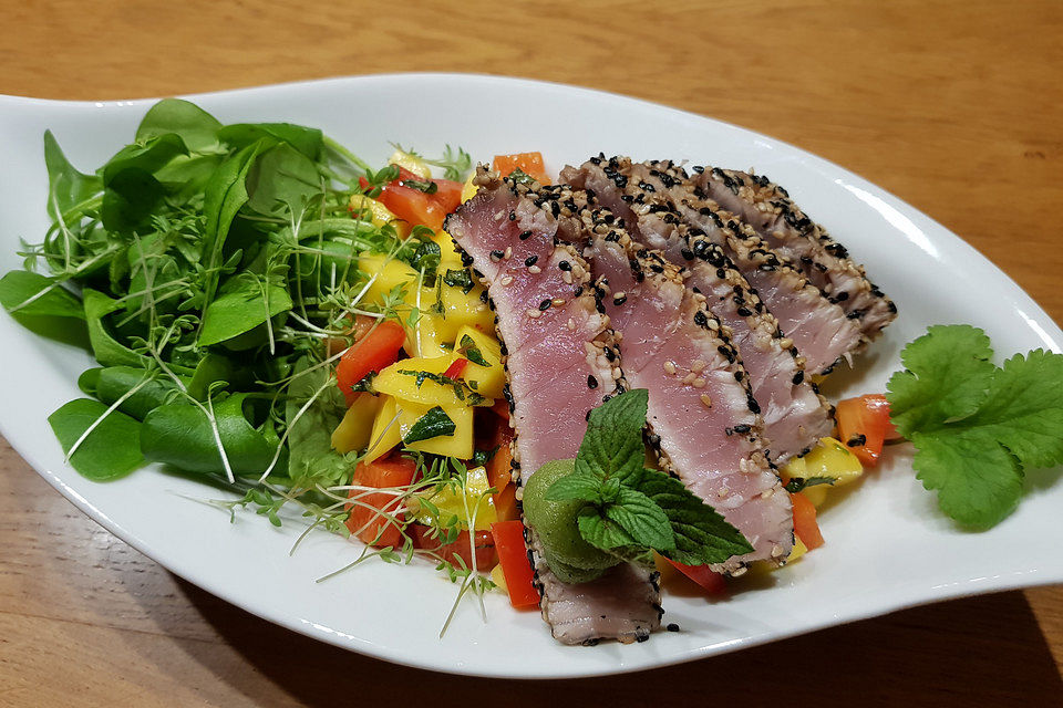 Thunfischfilet in Zimt-Sesam-Kruste auf Chili-Mango-Salat