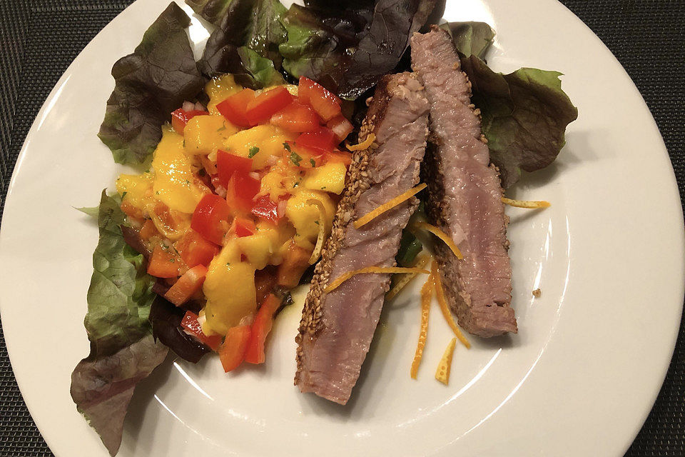 Thunfischfilet in Zimt-Sesam-Kruste auf Chili-Mango-Salat