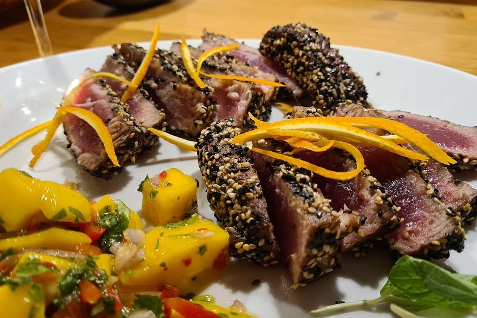 Thunfischfilet in Zimt-Sesam-Kruste auf Chili-Mango-Salat