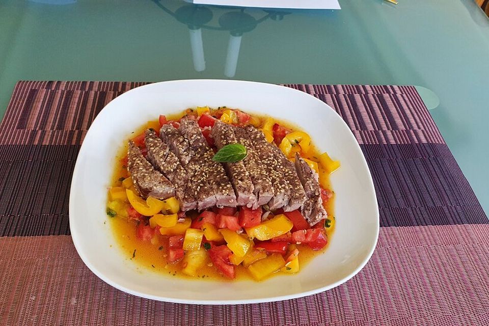 Thunfischfilet in Zimt-Sesam-Kruste auf Chili-Mango-Salat