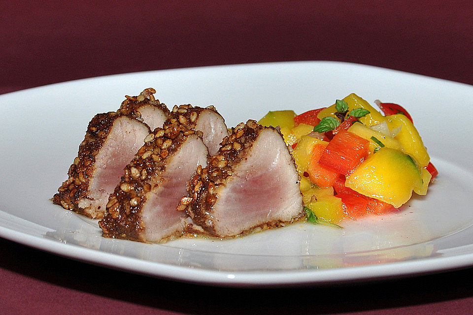 Thunfischfilet in Zimt-Sesam-Kruste auf Chili-Mango-Salat