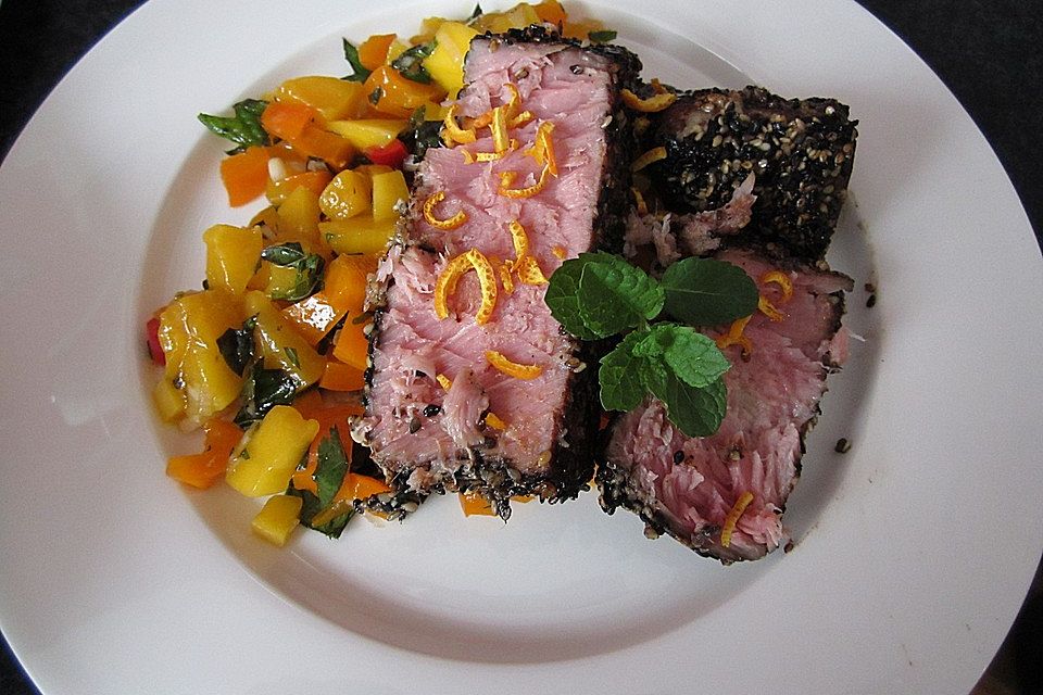 Thunfischfilet in Zimt-Sesam-Kruste auf Chili-Mango-Salat